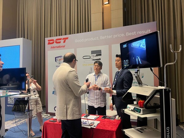 Korea DCT CEO Han Se-hyeok (center left) and Daein Medical Vice President Nam Seong-chan are introducing URUS.