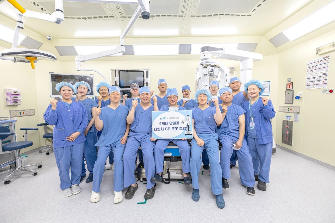 중앙대병원 로봇수술센터 다빈치SP 도입 기념사진을 찍은 의료진