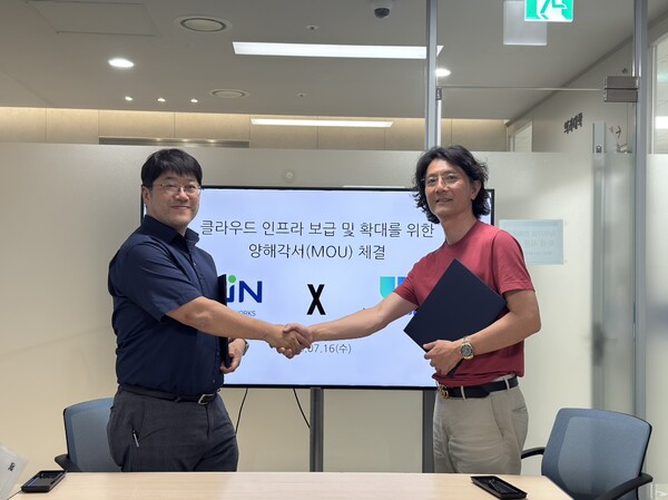 (왼쪽부터) 메인 육현 대표와 어반데이터랩 안치성 대표