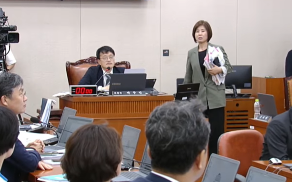 김미애 복지위 국민의힘 간사(오른쪽)가 지난 18일 정은경 보건복지부 장관 인사청문회에서 항의하며 자리를 떠나고 있다.&nbsp;