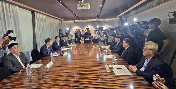 (왼쪽부터)박중신 의학회 부회장, 이형훈 복지부 2차관, 김국일 복지부 보건의료정책관, 방영식 복지부 의료인력과장, 김동건 대전협 비대위원, 한성존 대전협 비대위원장, 김원섭 수련병원협의회장, 유희철 수평위원장.