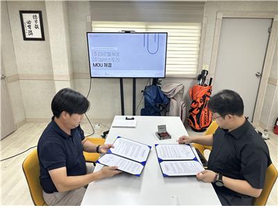 마르페케어 김택선 대표(왼쪽)와 실버스토리 정영식 대표가 협약을 맺고 있다.