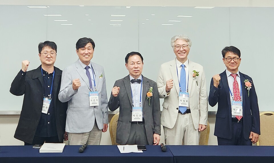 왼쪽부터 김대학 총무이사, 최은석 부회장, 박진규 회장, 박철웅 부회장, 백승호 부회장