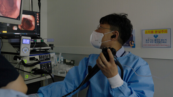 정형정 과장이 웨이메드 엔도를 활용하고 있는 모습