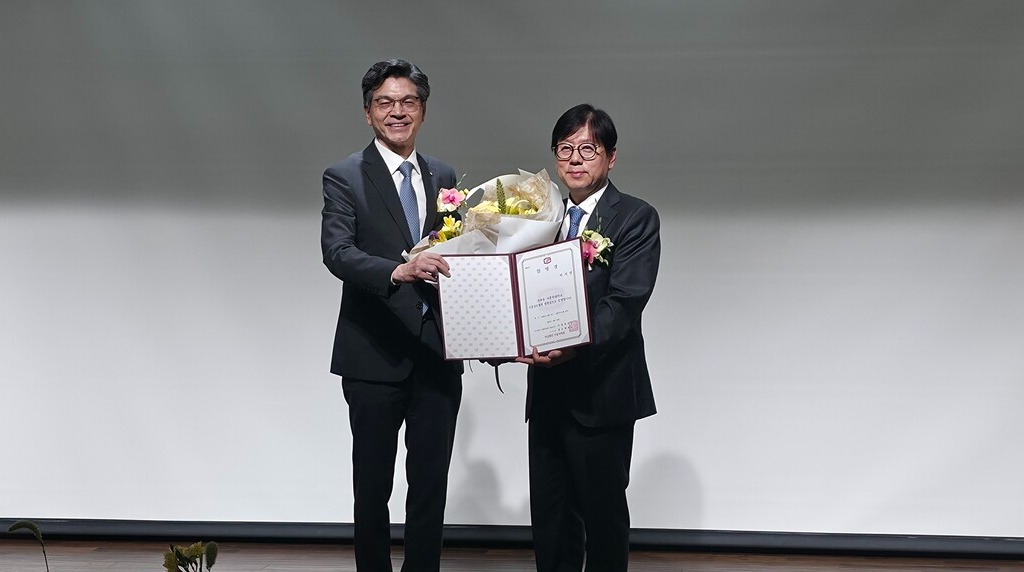 가톨릭대 민창기 의무부총장 겸 의료원장이 이지열 원장에게 임명장을 전달하고 있다.