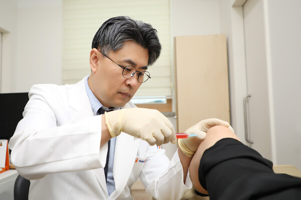 힘찬병원 이동녕 진료원장(정형외과 전문의)이 중기 무릎관절염 환자에게 자가 혈소판 풍부<br> 혈장 관절강내 주사를 시행하고 있다