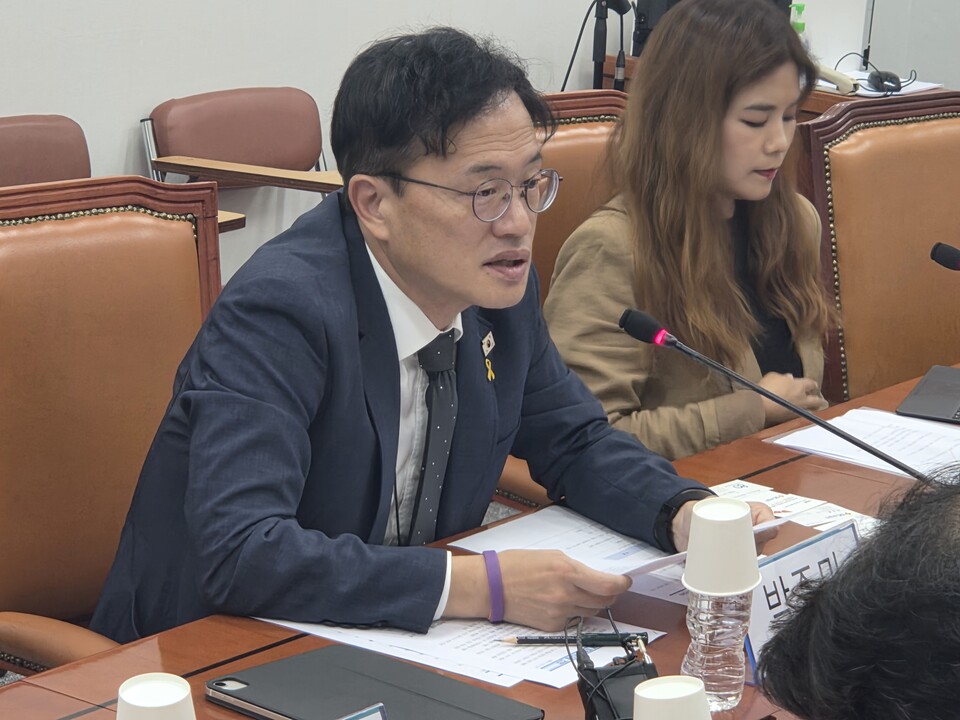 박주민 국회 보건복지위원장(사진 왼쪽)