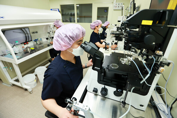 시엘병원, 무균배양실 체외수정시술과정에서 미세조작술을 활용하여 수정을 유도 하고 있는 모습