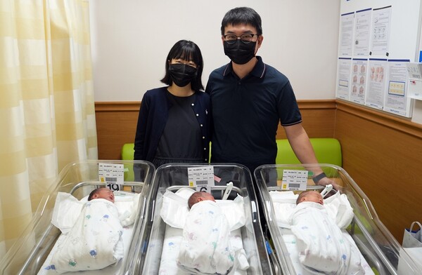 35주 자연분만에 성공한 산모와 남편 그리고 세쌍둥이 가족의 건강한 모습