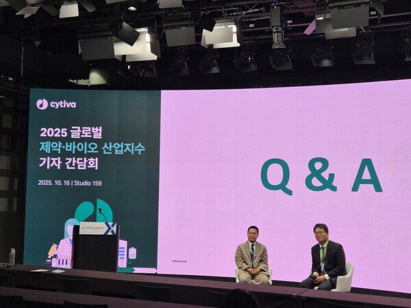 김도윤 싸이티바 전무와 함께 기자들과 질의응답을 가지고 있는 최준호 대표(오른쪽)