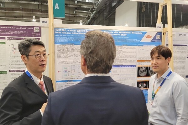 왼쪽부터 서울대병원 혈액종양내과 김범석 교수, 한미약품 ONCO임상팀 이동준 선임연구원.