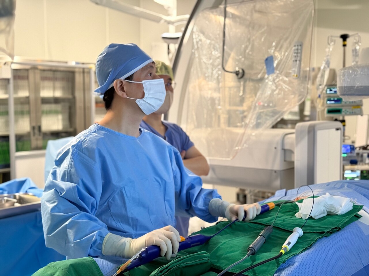 방사능 제로 펄스장 절제술을 시술 중인 중앙대광명병원 순환기내과 임홍의 교수