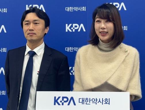 (왼쪽부터)오인석 부회장, 이혜정 학술이사