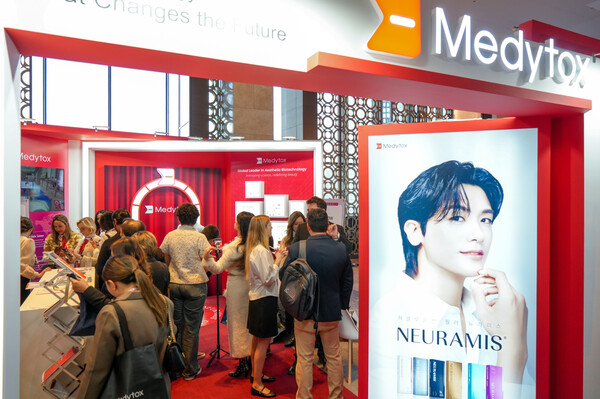 지난 2일 '2025 ICLAS 서울'에 참가한 의료 관계자들이 메디톡스 부스를 관람하고 있다/사진=메디톡스