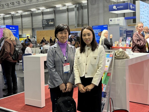 우정원 사장과 김새롬 미국법인장.<br>