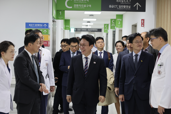 김민석 국무총리(가운데)가 고대 안암병원을 방문해 의료진과 대화하고 있다(출처: 국무조정실)