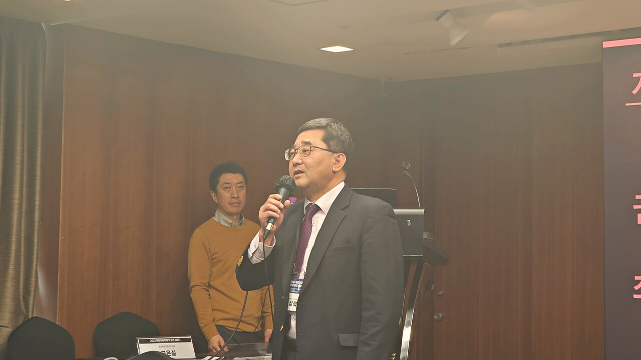 응급의료 현황 및 발전을 위한 세미나의 개회를 알리고 있는 권역응급의료센터협의회 최성혁 회장