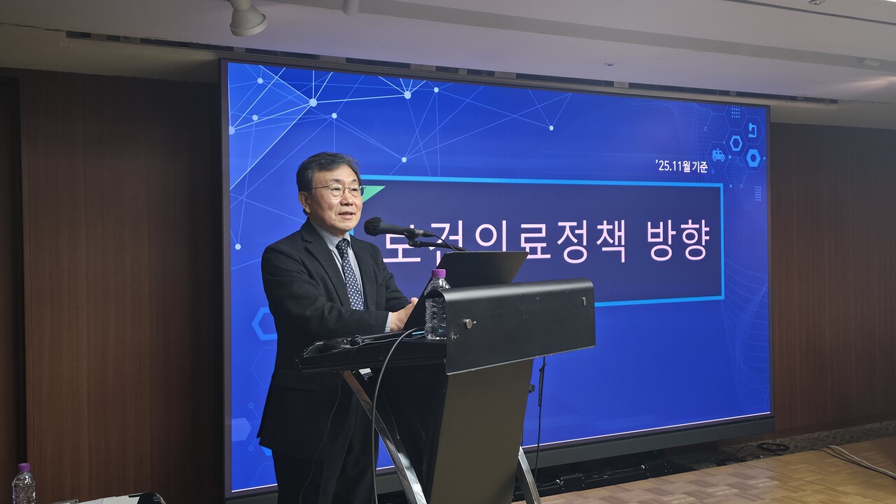 대한민국 보건의료 정책방향에 대해 강의 중인 권덕철 전 보건복지부장관