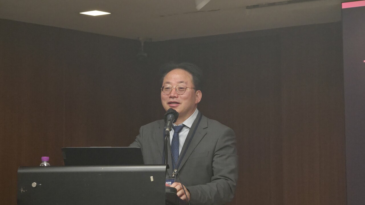 세미나의 성공적인 개최 및 그동안 응급의료에서 헌신해온 응급의학과 의료진들에게 감사를 표한 중앙응급의료센터 최대해 센터장