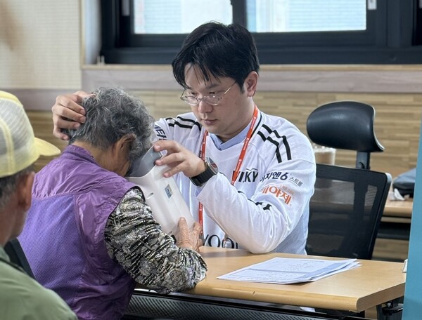 홍천군 주민이 ‘위스키’와 ‘옵티나’를 통해 안저검진을 받고 있다.
