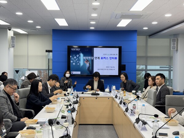 ​식약처 강주혜 의약품심사부장(중앙)이 기자간담회를 갖고 있다. 이날 제약사 개발 담당간부들이 배석해 업계의 의견을 피력해 주목받았다​