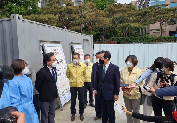 대구시의사회 민복기 회장(왼쪽)이 음압병상을 방문 정세균 전 총리에 현장 브리핑하고 있다.