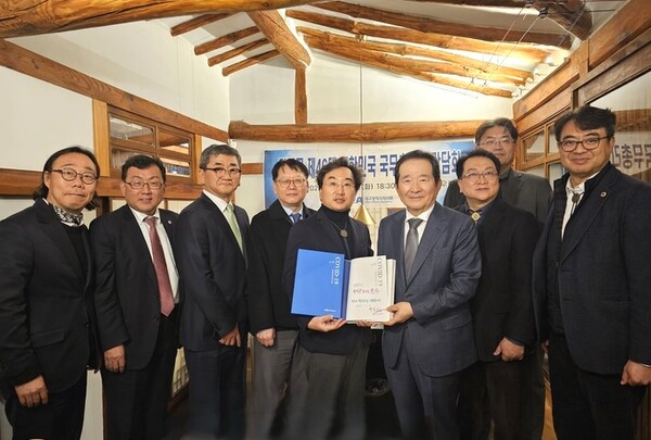 대구시의사회는 코로나19 위기 극복에 기여한 공로로 정세균 전 총리에 공로장을 전달했다..