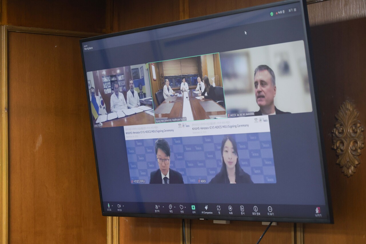 경희대병원과 우크라이나&nbsp;아모소프 국립심혈관센터, 코익스가 화상 연결을 통해 업무 협약을 체결하고 있다.
