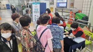 무더위 속 건강 지키기! 건협 서울서부, 강서구 지하철역 건강 캠페인 실시