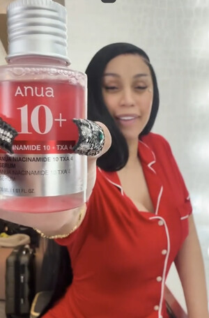 美 래퍼 카디비 픽 '아누아 TXA 세럼', 틱톡 대박 - 뉴스 썸네일 이미지